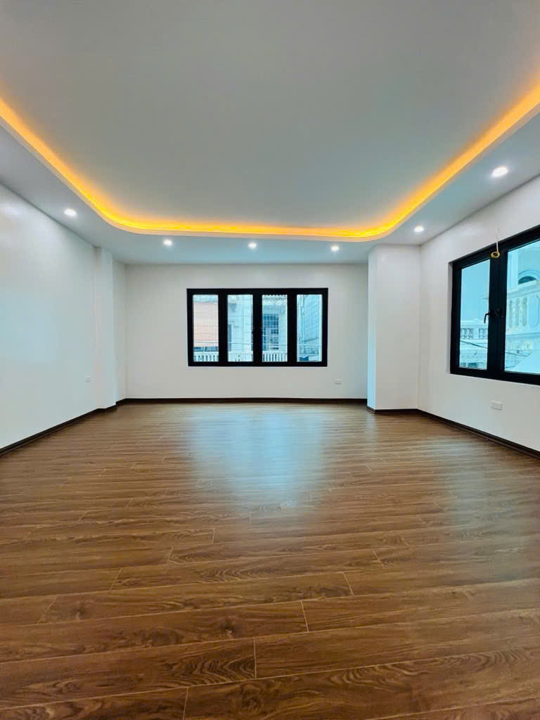 Bán nhà ngõ 521 Trương Định. DT 42m × 5 Tầng. Gara Ô tô ngủ trong nhà. SĐCC nở hậu. Chỉ 11 tỷ 9